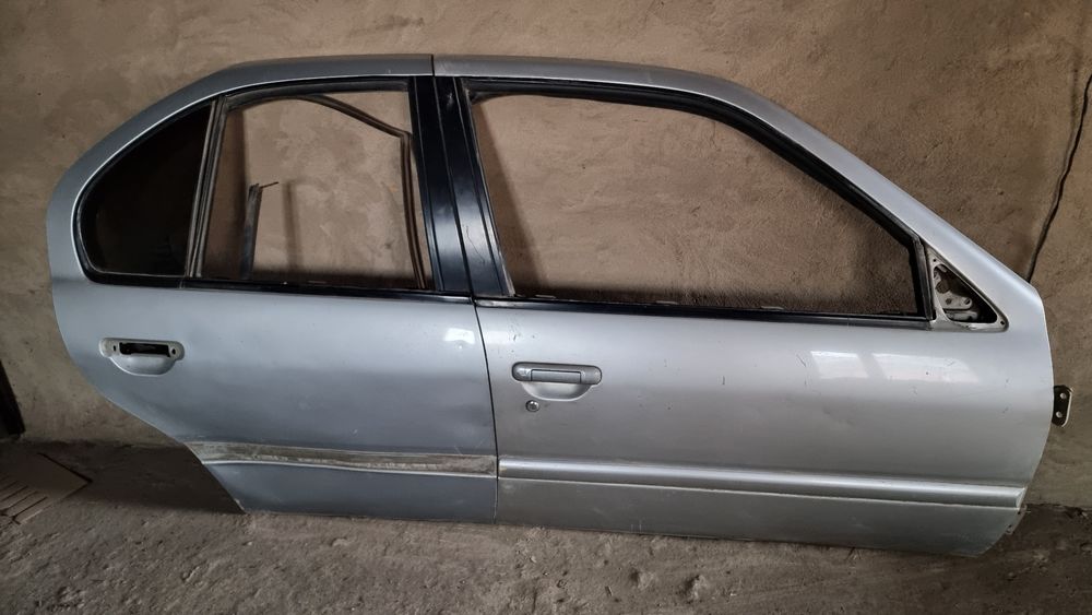 Nissan Primera Дверь
