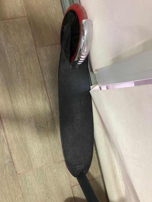 Продам самокат Razor