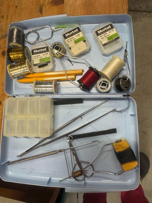 Менгеме + всички принад. за навиване на мухи за мухарски риболов