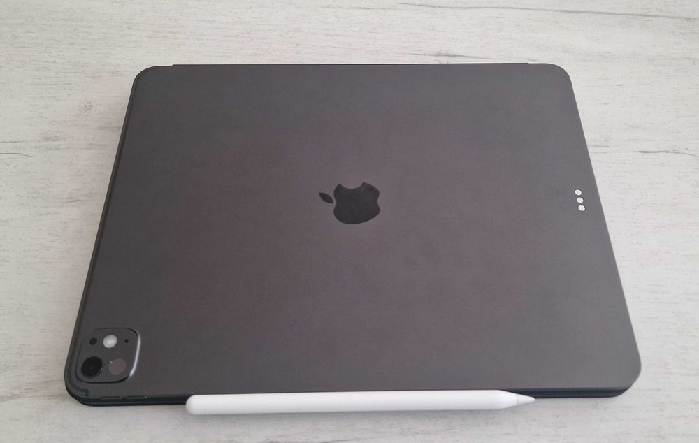 Apple iPad Pro 13” M5 Wi-Fi, 256 GB, Space Black заедно с оригинална Apple Magic Keyboard за iPad Pro 13”, Black, Bulgarian