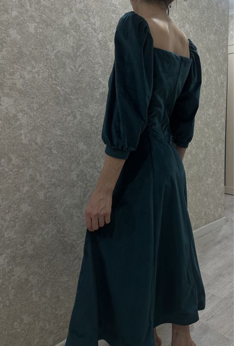 Вечернее платье в изумрудном цвете