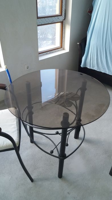 Продавам маса от ковано желязо с два стола