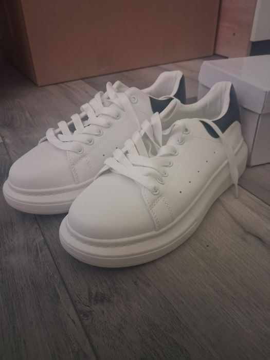 Vând adidași unisex.