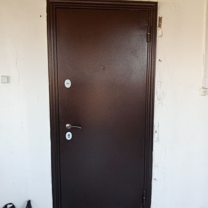 Продам делезную дверь