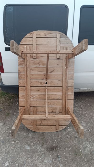 Градинска дървена маса.