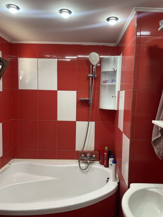 Închiriez garsonieră camera bucătărie și baie