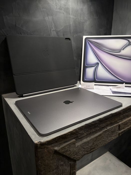 КАТО ЧИСТО НОВ Ipad Air M3 13” + Magic Keyboard
