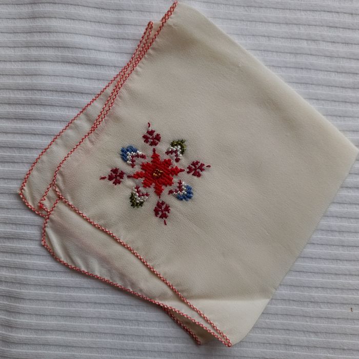 Продавам копринени, ръчно бродирани дамски кърпички.