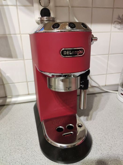 Червена Кафемашина Delonghi EC 685.R