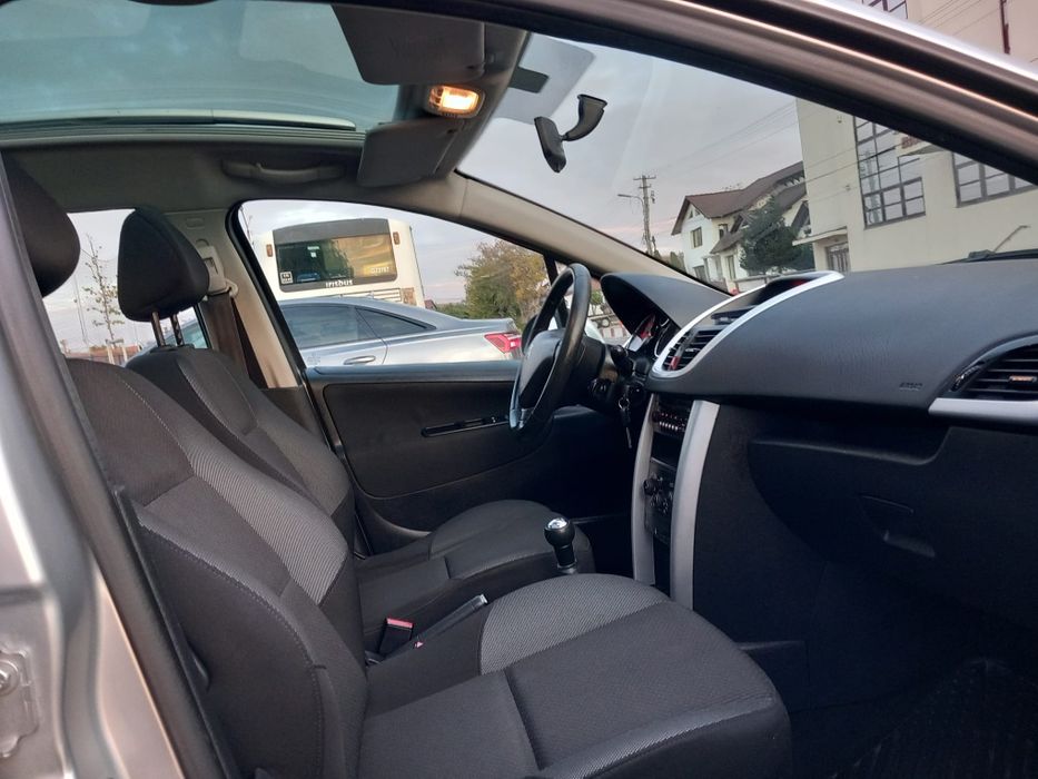 Peugeot 207 - 09/2011 - 1.4i 96CP Euro 5 - Panoramic * Clima - Impecab