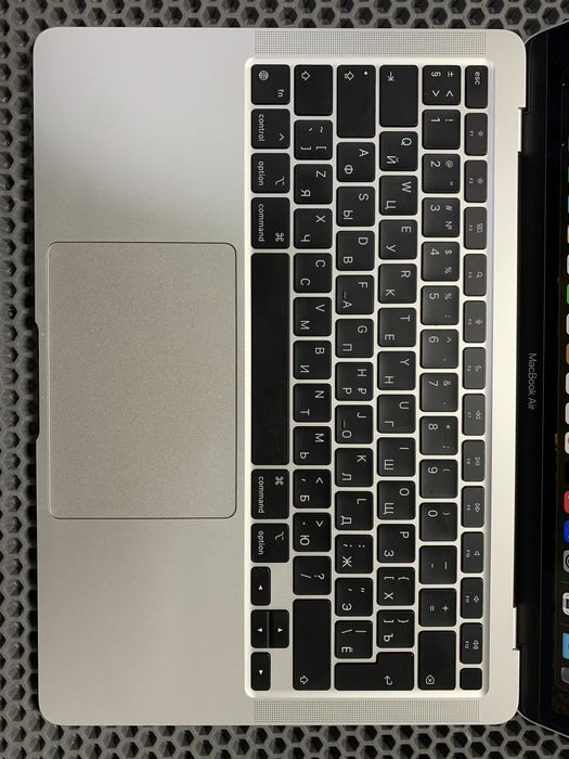 MacBook Air M1. Аккумулятор 93%.