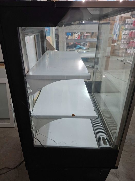 Сладкарска хладилна витрина