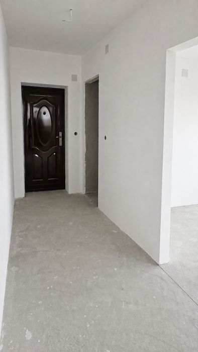 Apartament nou, spațios și foarte luminos, situat într-o zonă liniștit