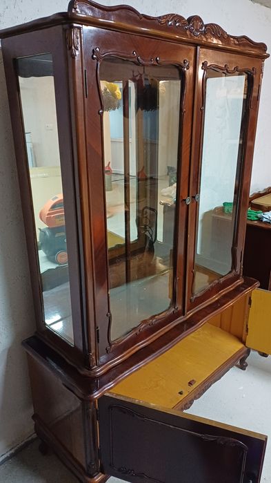 Mobilă veche din lemn