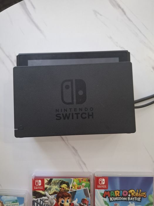 Nintendo switch + 2 джойстика + 8 игри