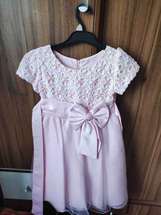 Продам нарядную одежду для девочек и мальчиков