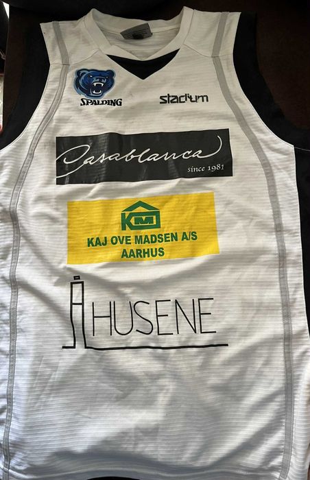 Колекционерски баскетболен потник Bakken Bears с оригинални автографи.