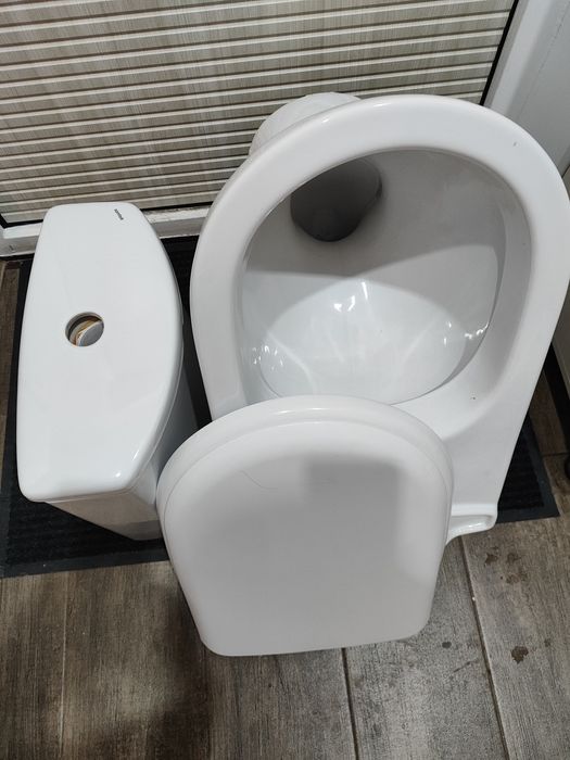 Продается унитаз с бачком