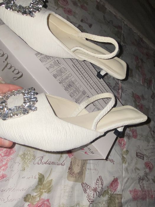 Ниски елегантни токчета чисто нови