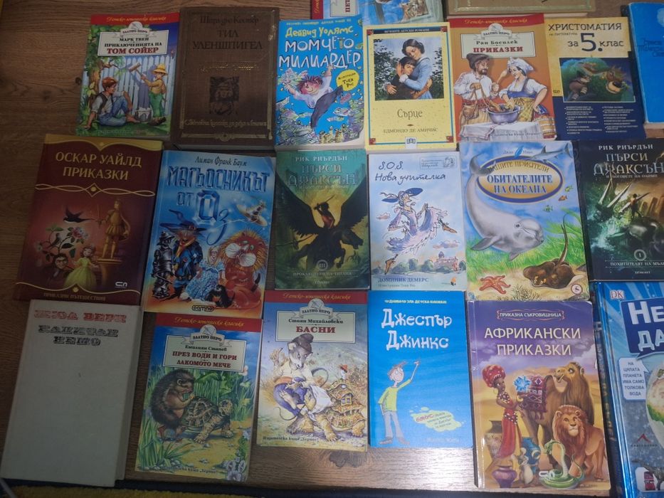 Продавам книги с леки следи от употреба
