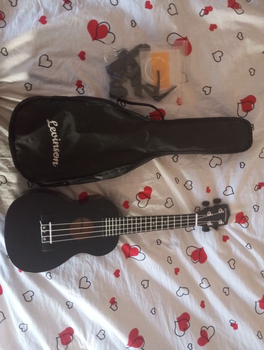 Продам укулеле чёрное
