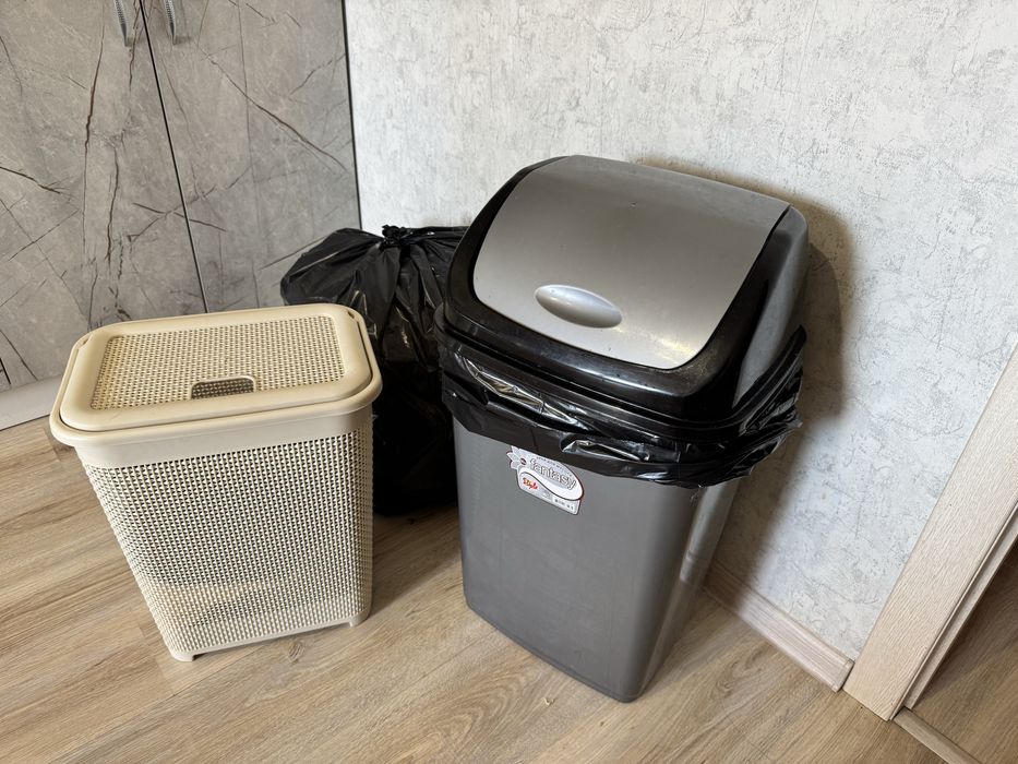 Продам ведро для мусора и корзину для белья