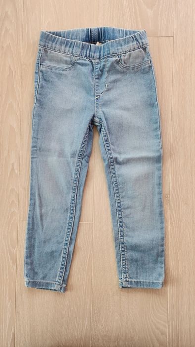 Продавам дънки за момиче на H&M 92 размер