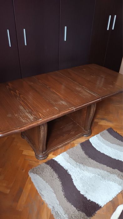 Масивна дървена маса