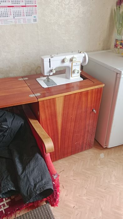 Продам швейную машинку Чайка 142-М
