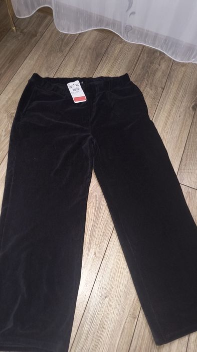 Pantaloni din velur fin, nou cu eticheta, moderni, cu crac drept