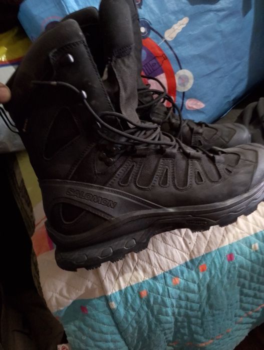 Vând bocanci  marca Salomon,noi mărimea 43,pantofi din pieie făcuți in ROM,Nr 42 și 43, preț bocanci 600 Ron ,preț pantofi 180 Ron perechea