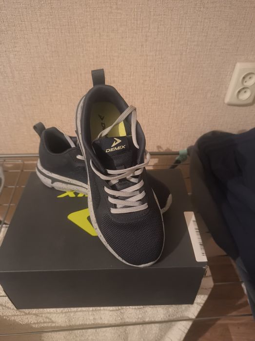 Продам кроссовки