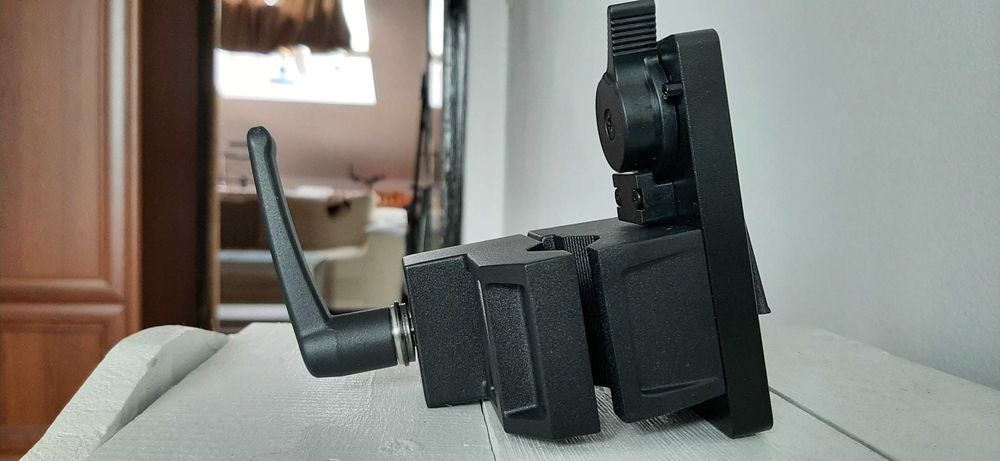 Clamp with Quick-Release Plates for V-Mount