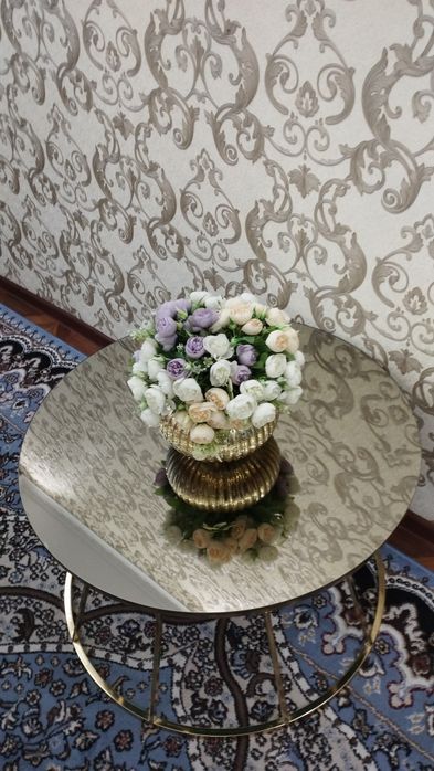 Журналный столик вместе с цветами