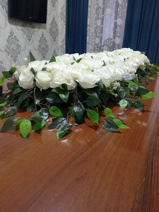 Suniy gullar va daraxtlar.