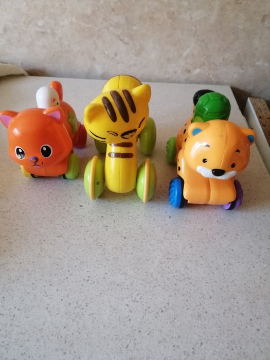 Сет от 3 играчки - котета на колелца за деца над 9 мес - 1г.