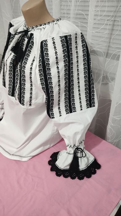 Ie tradițională cu motive florale țesute în razboi