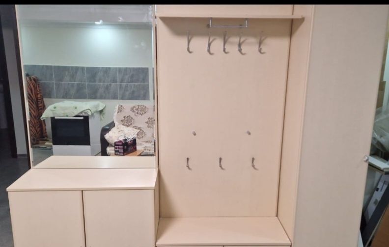 Продам прихожку с зеркалом