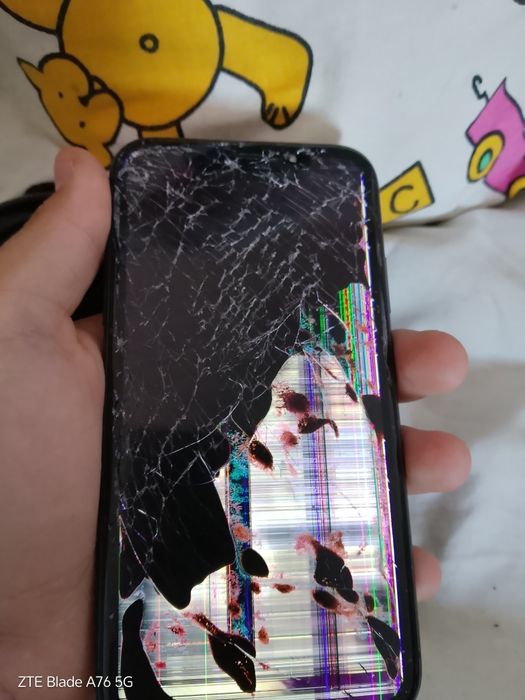 Dau iPhone 11 pe un iPhone Care este tot spart 12 Pro Max sau 13 Pro Max sau 14