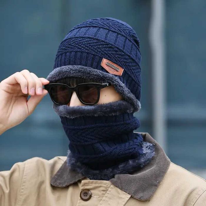 Нов комплект зимна шапка и шал (яка за врата) в тъмносин цвят