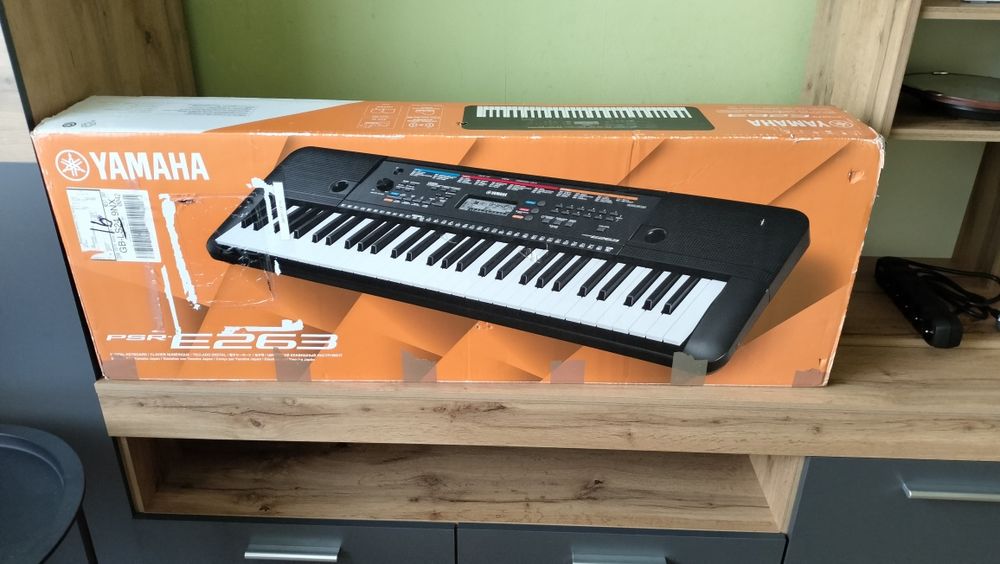 Сентезатор Yamaha  psr e 263 нова  с нотник