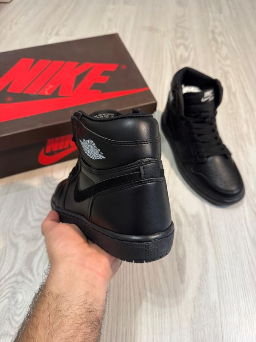 Adidasi Jordan 1 high Triple Black