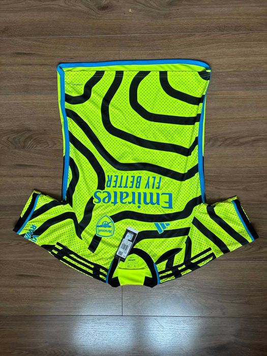 Нови оригинални екипи на Арсенал