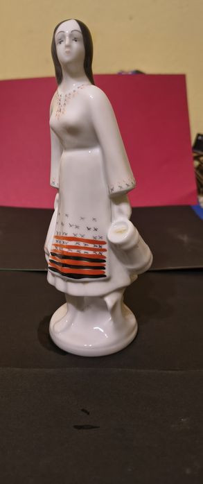 Figurină porțelan ARPO – tărăncuță cu donițe, stare de vitrină