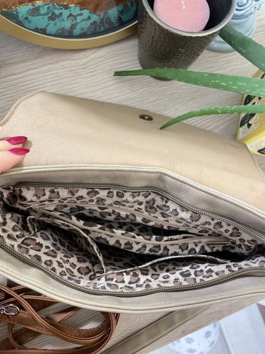 Кафява дамска чанта с дълга дръжка през рамо