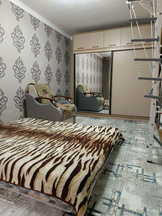 Продается квартира 6мкр 3 комнаты 2й этаж