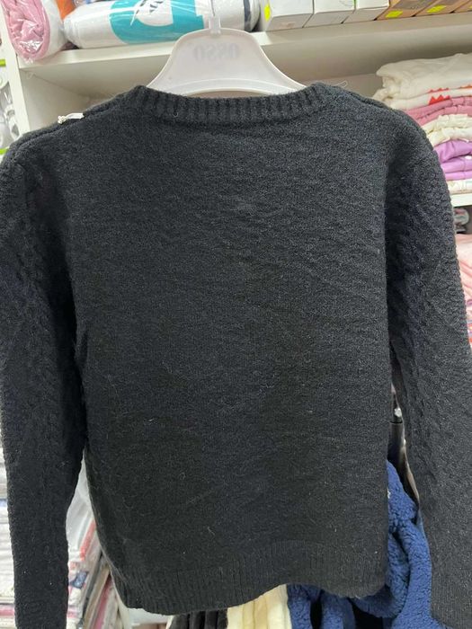 Детска плетена жилетка с червени кадифени панделки