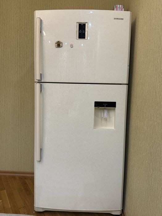 Холодильник с морозильной камерой