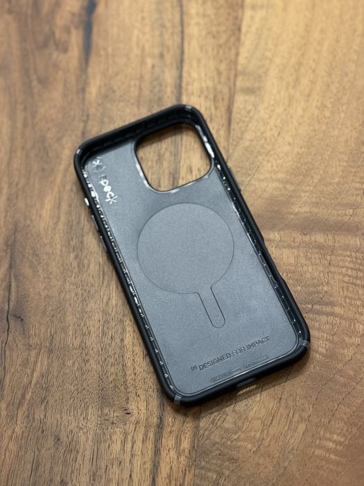 Speck Presidio — 16 Pro Max MagSafe удароустойчив кейс (черен)