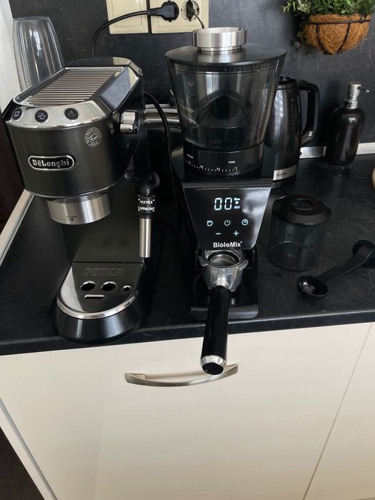Кафемашина Delonghi Dedica + Конусна кафемелачка